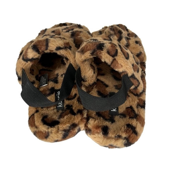 Kensie Leopard Print Fuzzy‎ Slippers - Picture 3 of 6